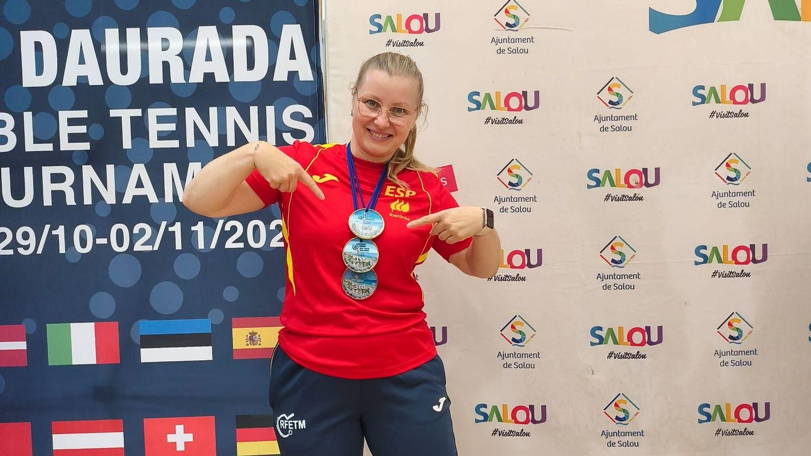 Joanna Zilotin posa con las tres medallas conseguidas.