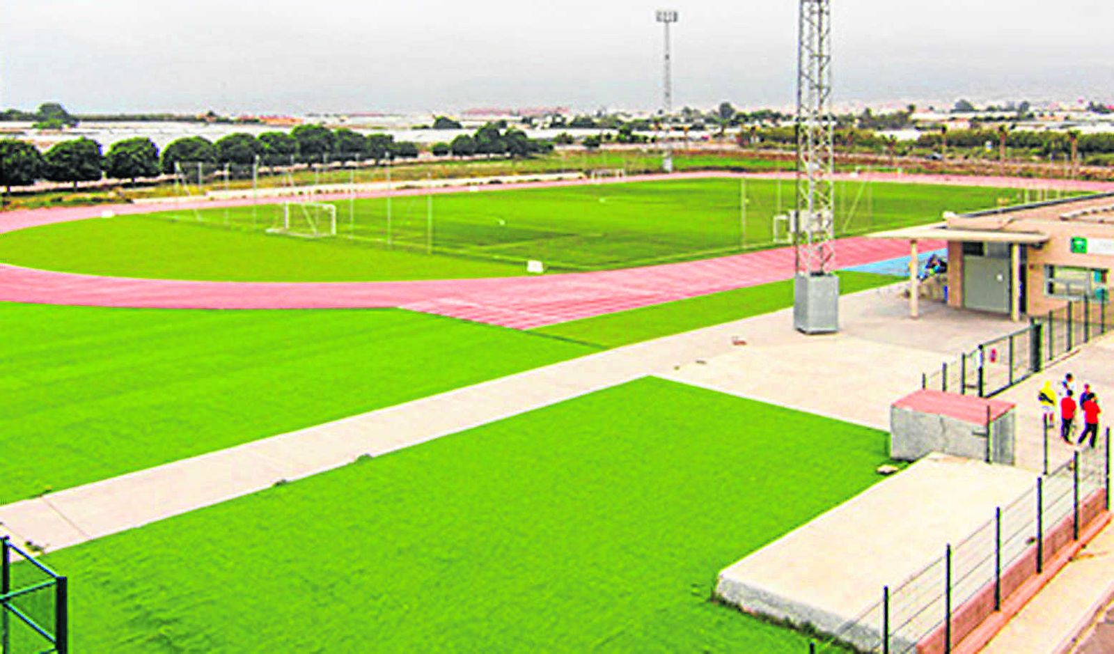 .Vista panorámica de la pista de atletismo que circunda el perímetro del campo de fútbol.