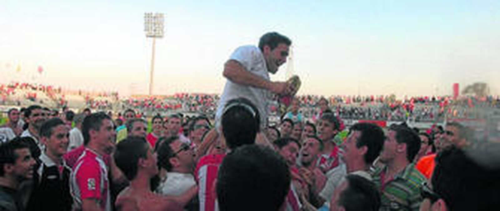 Batista (arriba), Espejo y Armada (en medio) y Curro celebran ascensos en el Nuevo Mirador.