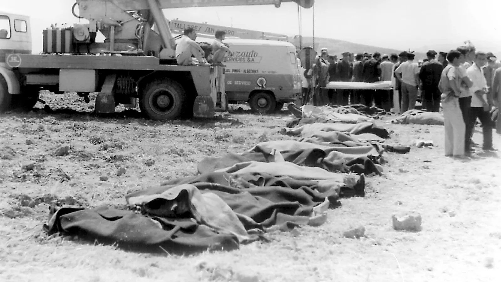 Algunos de los cadáveres amontonados en el campo cercano a la vía del tren.