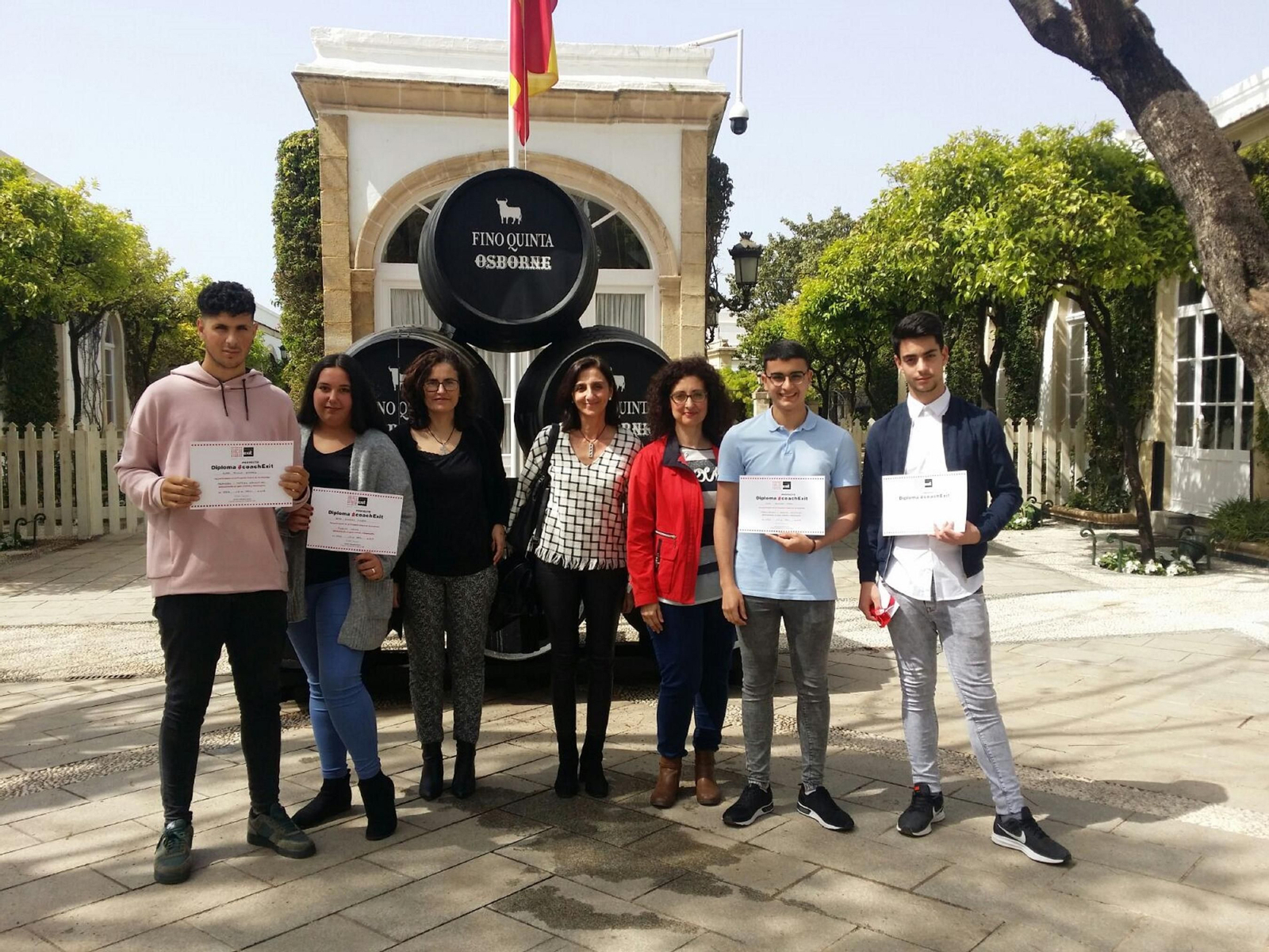 Varios jóvenes del IES Mar de Cádiz, con los tutores que los han dirigido en este proyecto.