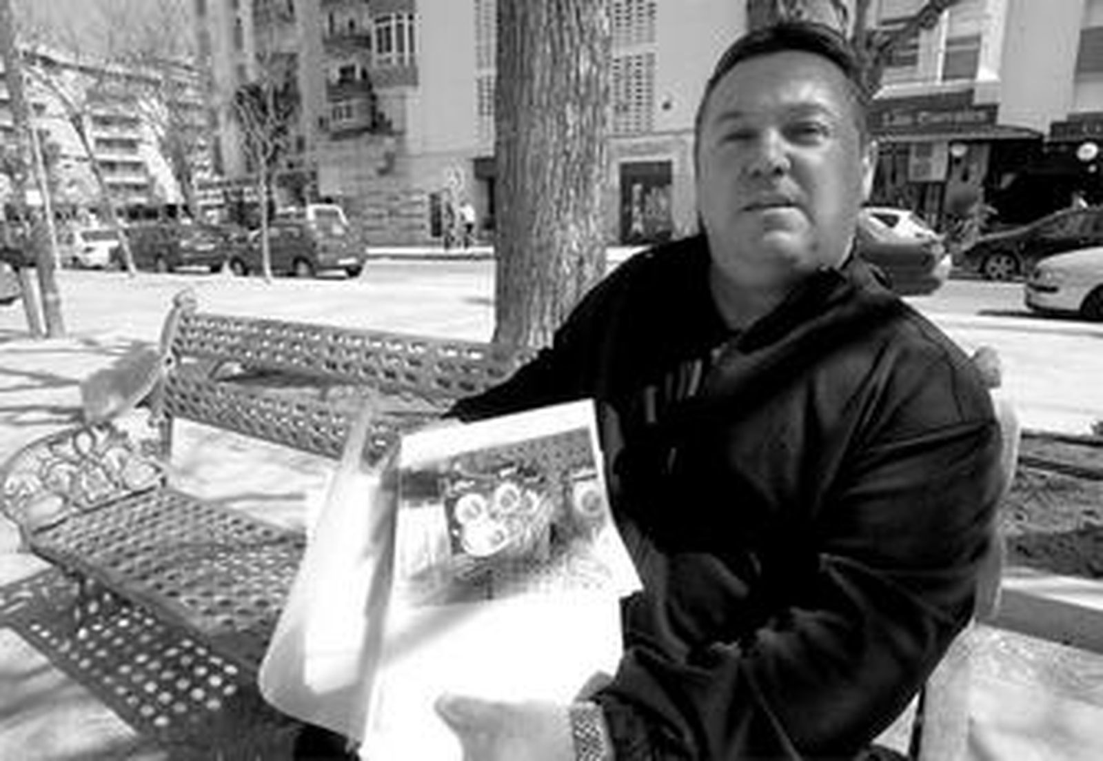 Francisco Pruaño, mostrando una fotografía del artículo que, según dice, alguien metió en su chaqueta.