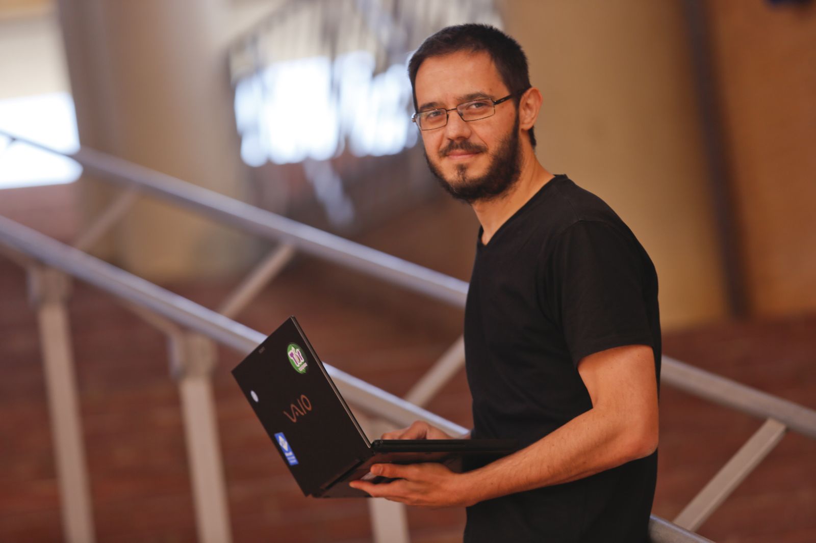 Sergio de los Santos posa con su portátil.