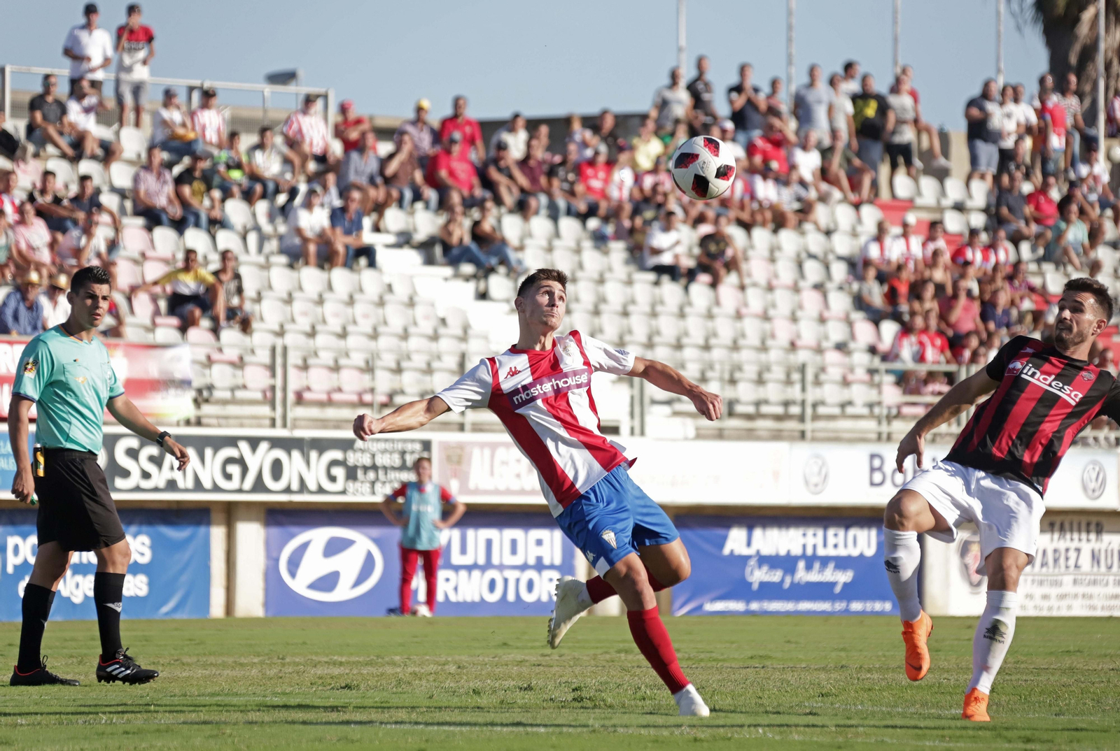 Alberto mira al balón antes de enganchar un disparo, el pasado domingo ante el Cabecense.