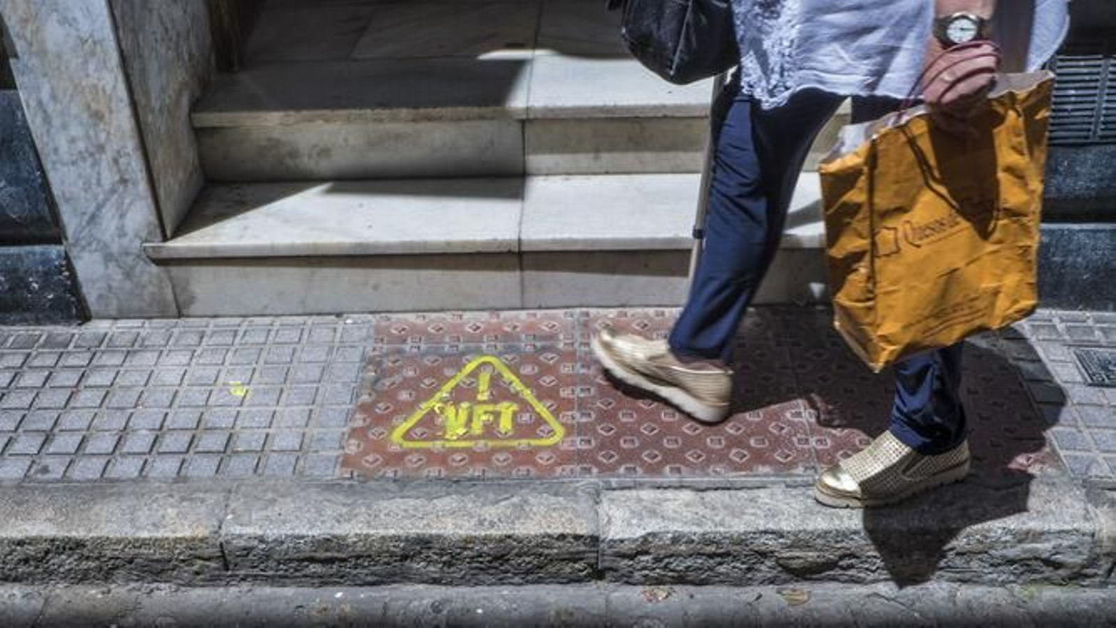 Una pintada ante una vivienda turística.