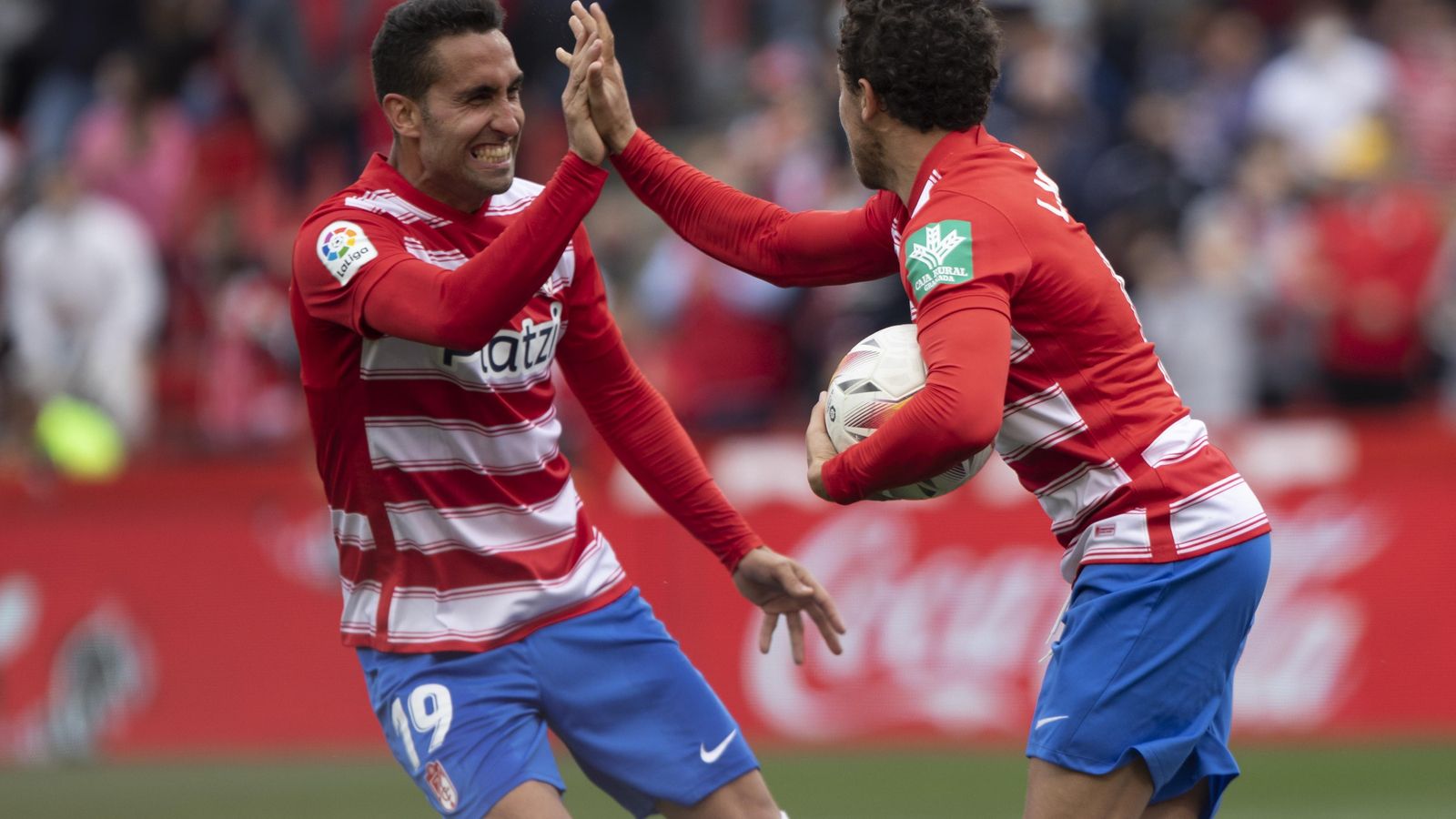 Montoro celebra con Milla el tanto anotado de penalti por el madrileño.