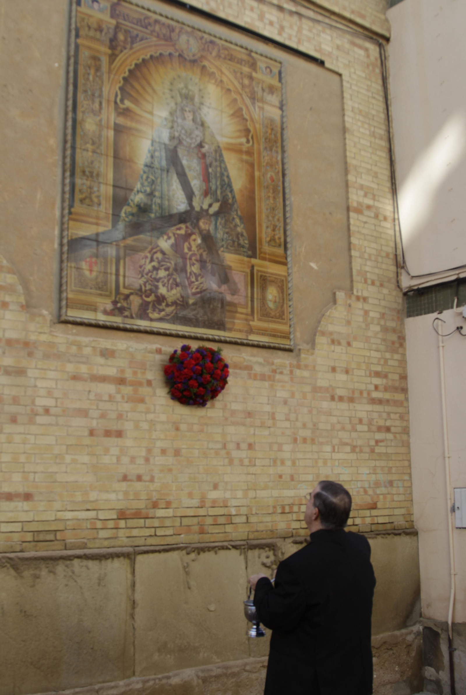 Inauguración del retablo cerámico conmemorativo de la Hermandad de las Tres Caídas de Huelva.