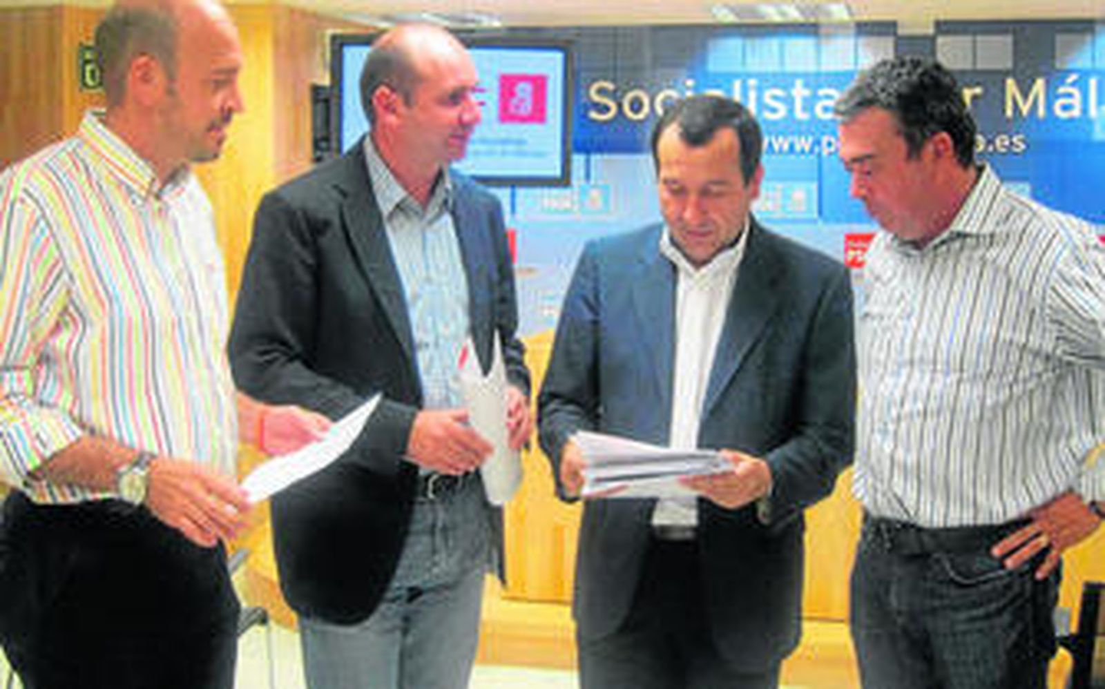 Conejo y Ruiz Espejo, en el centro, con los alcaldes de Cártama y La Viñuela en una comparecencia la semana pasada.