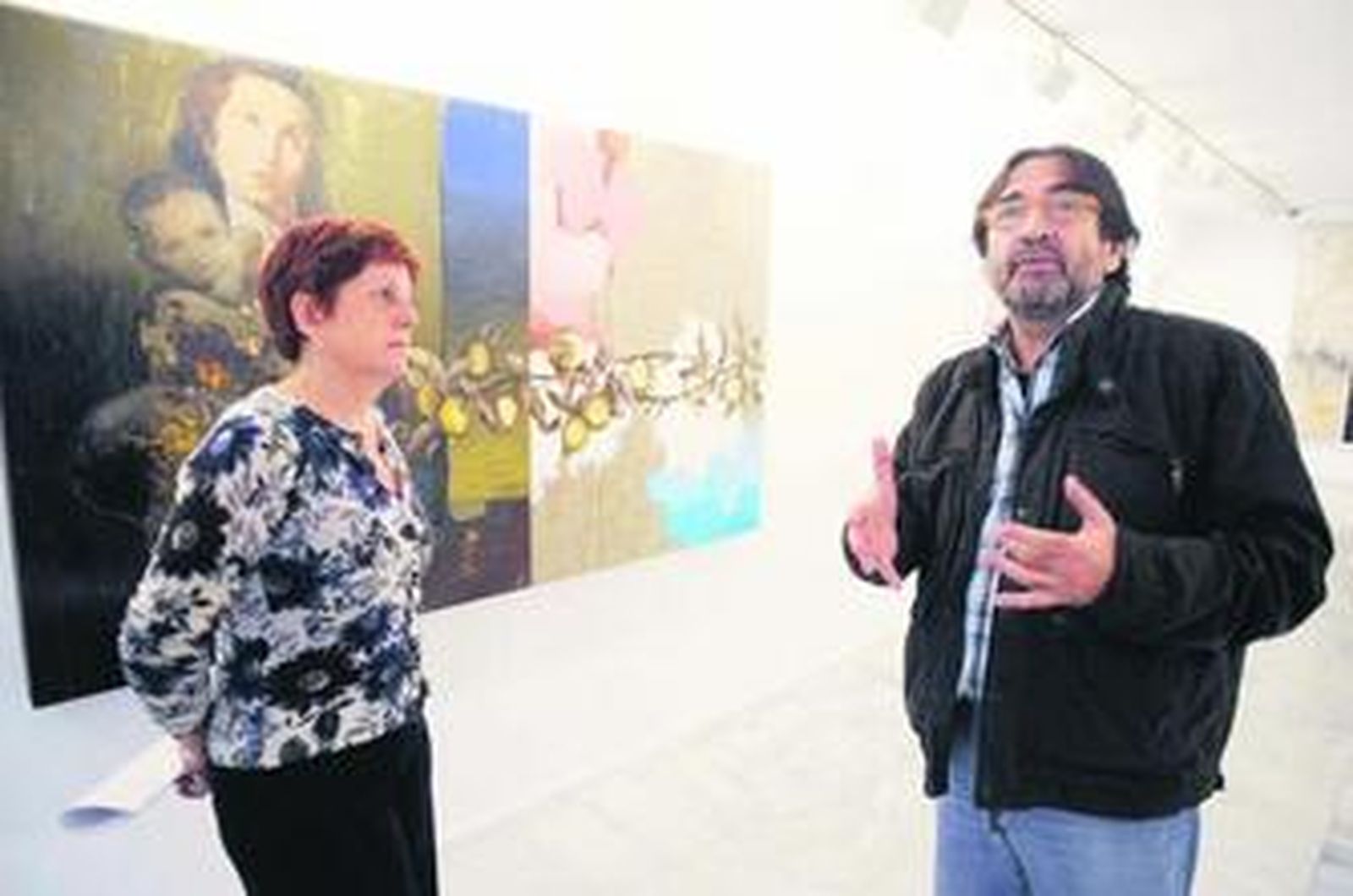 Pepe Barroso, junto a Ana Mosquera, delante de una de sus obras en la Sala Rivadavia de Cádiz.