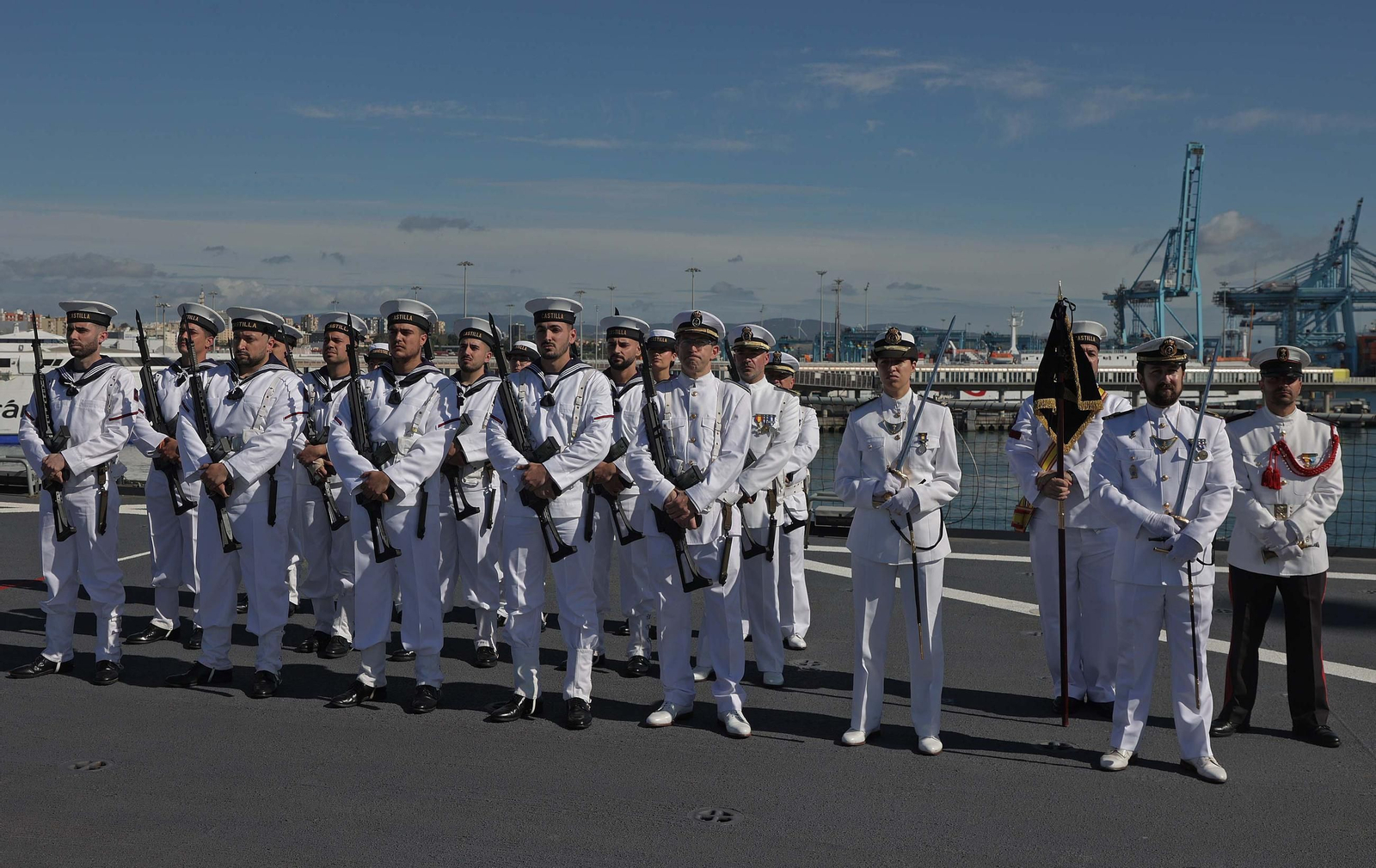 Fotos de la Jura de Bandera para personal civil a bordo del Buque de Asalto Anfibio 'Castilla' en Algeciras