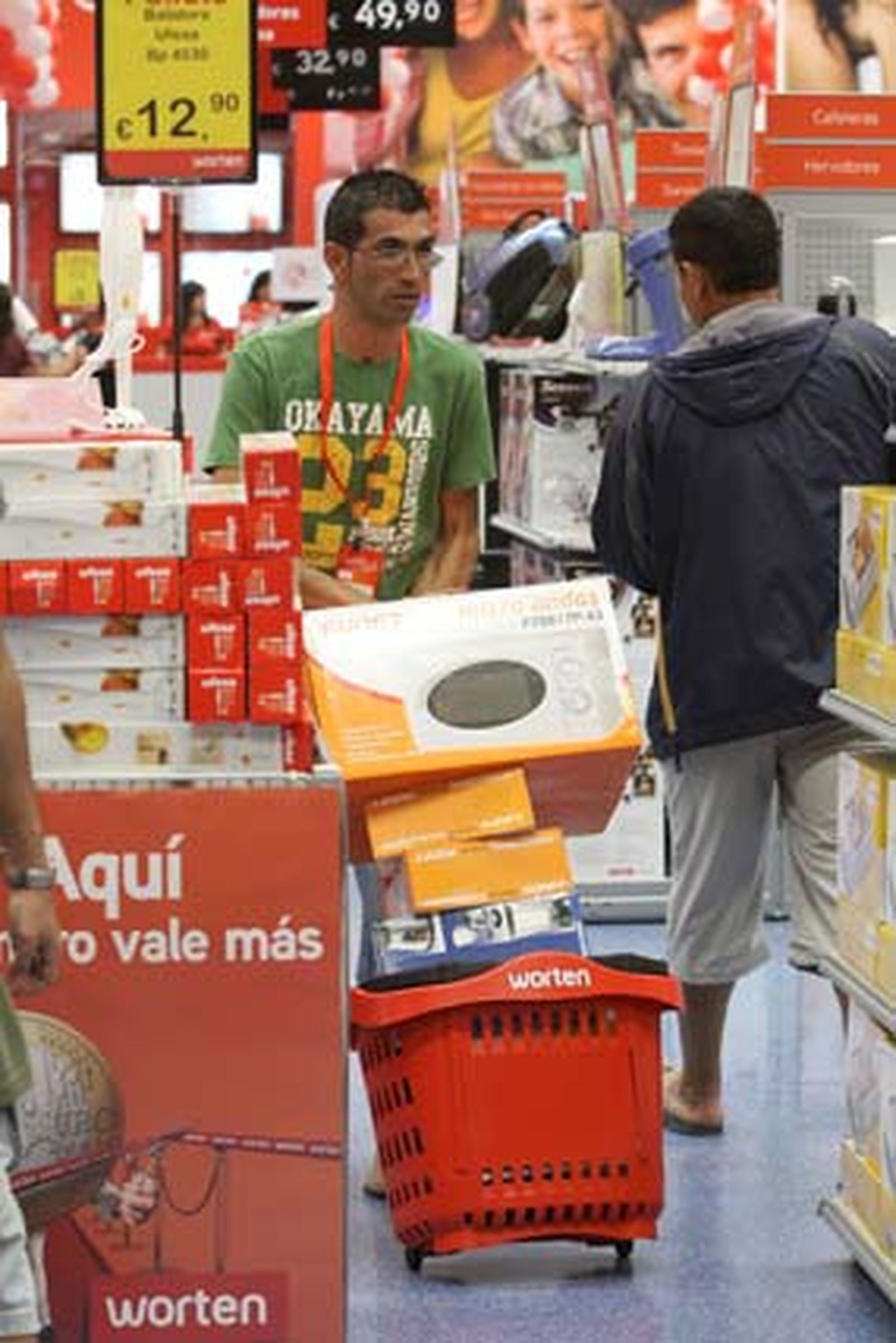 Multitud de personas se agolparon a las afueras de las instalaciones a la espera de la apertura de la nueva tienda Worten instalada en Las Marismas, en la localidad de Los Barrios

Foto: Vanessa Perez