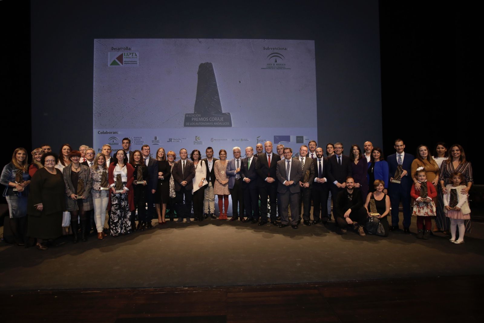 Foto de familia de la entrega de los III Premios Coraje.