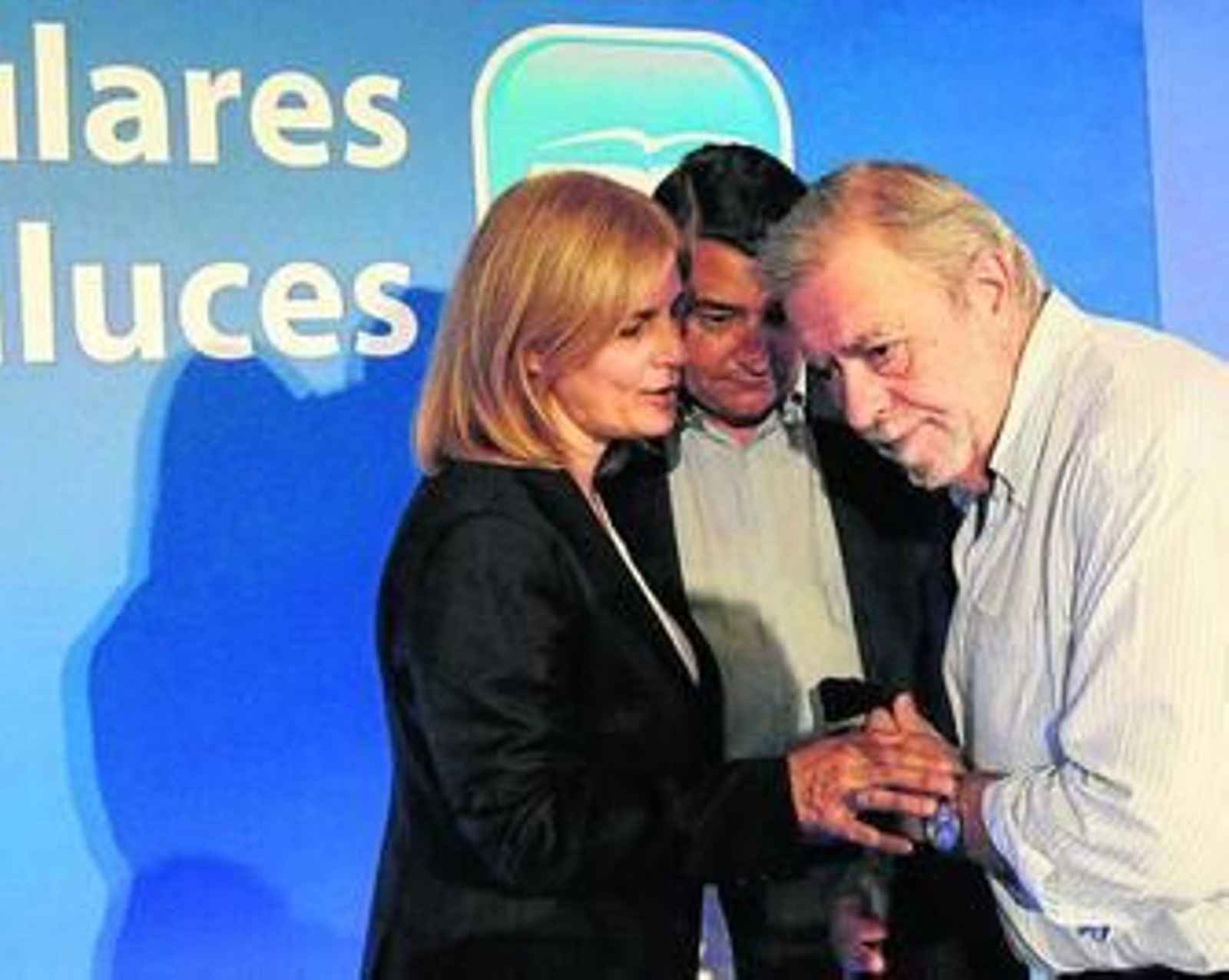 María José García-Pelayo conversa con Antonio Beteta, en presencia de Antonio Sanz.