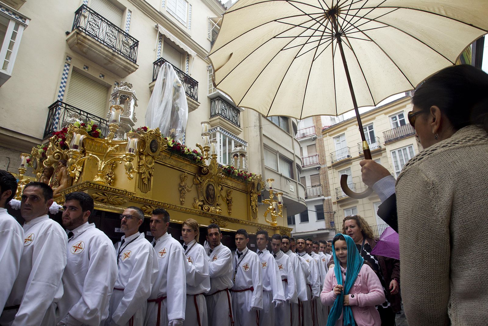 La procesión del Cristo Resucitado, bajo la lluvia.