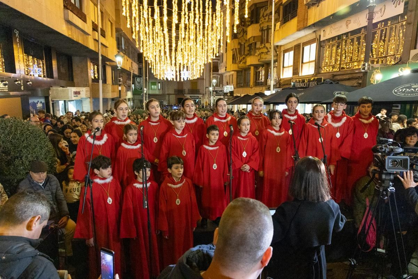 Jaén enciende su Navidad con sus habitantes echados a la calle