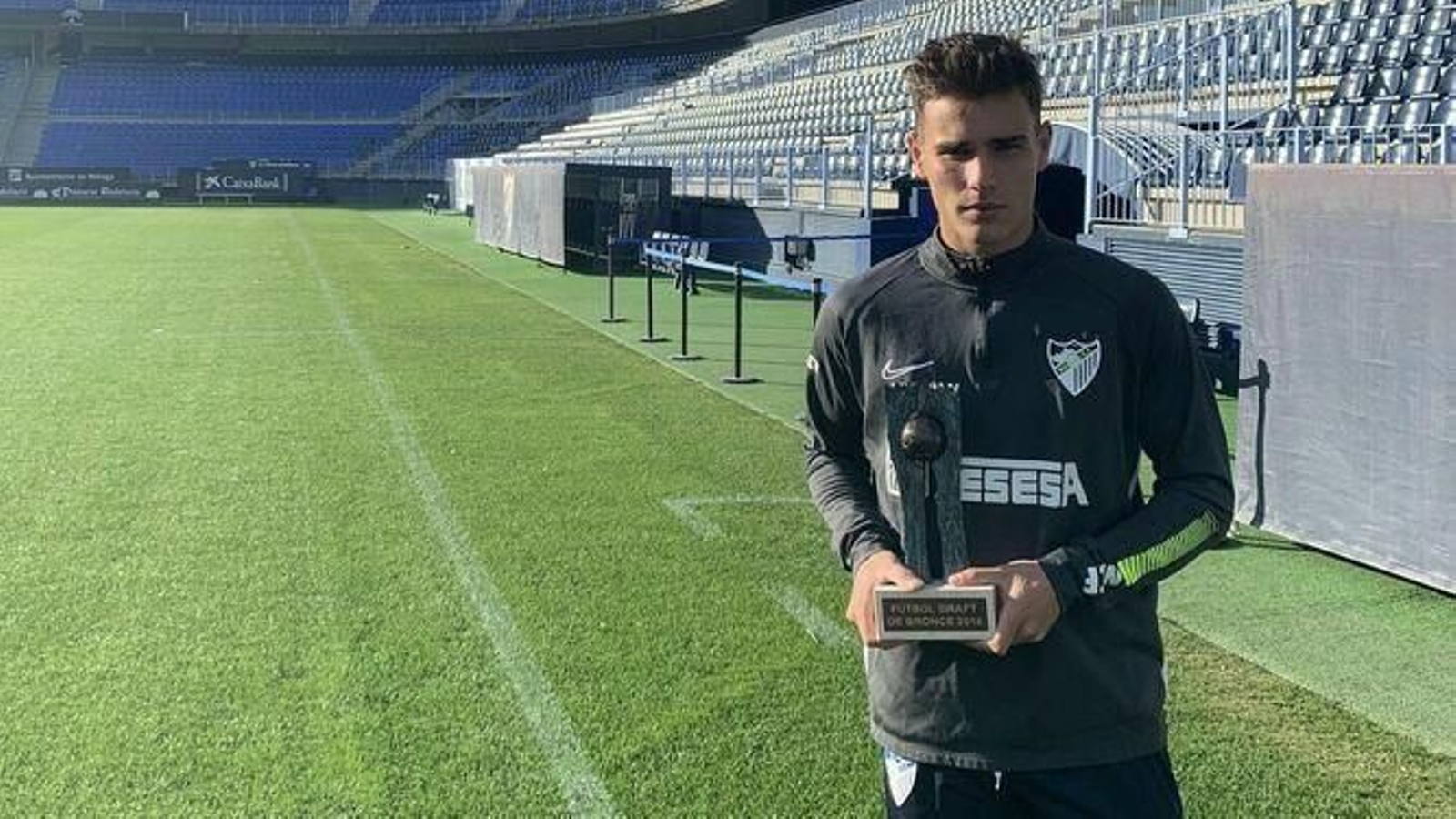 Hugo Vallejo, con su trofeo del Fútbol Draft en La Rosaleda.