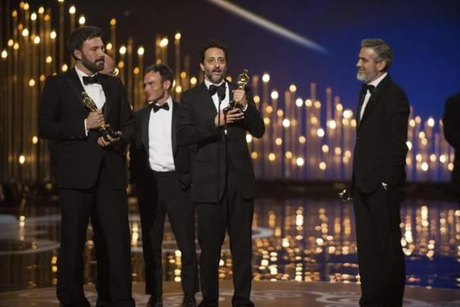 El director estadounidense Ben Affleck y los productores estadounidenses Grant Heslov y George Clooney recibiendo el Óscar a la mejor película por 'Argo'.

Foto: EFE