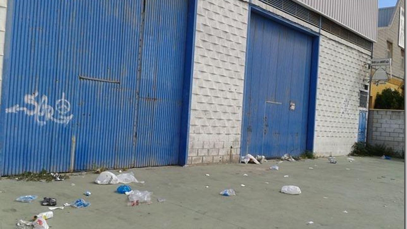 Basura de los botellones en la puerta de las naves de Fadricas.