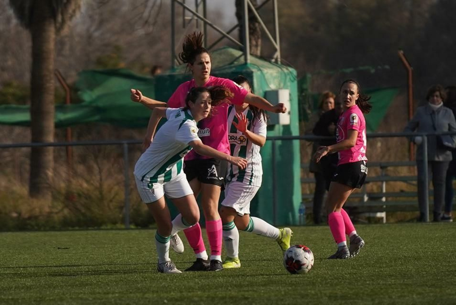 La blanquiverde Encarni se lleva el balón ante la presión de una jugadora del Alhama. La blanquiverde Encarni se lleva el balón ante la presión de una jugadora del Alhama.
