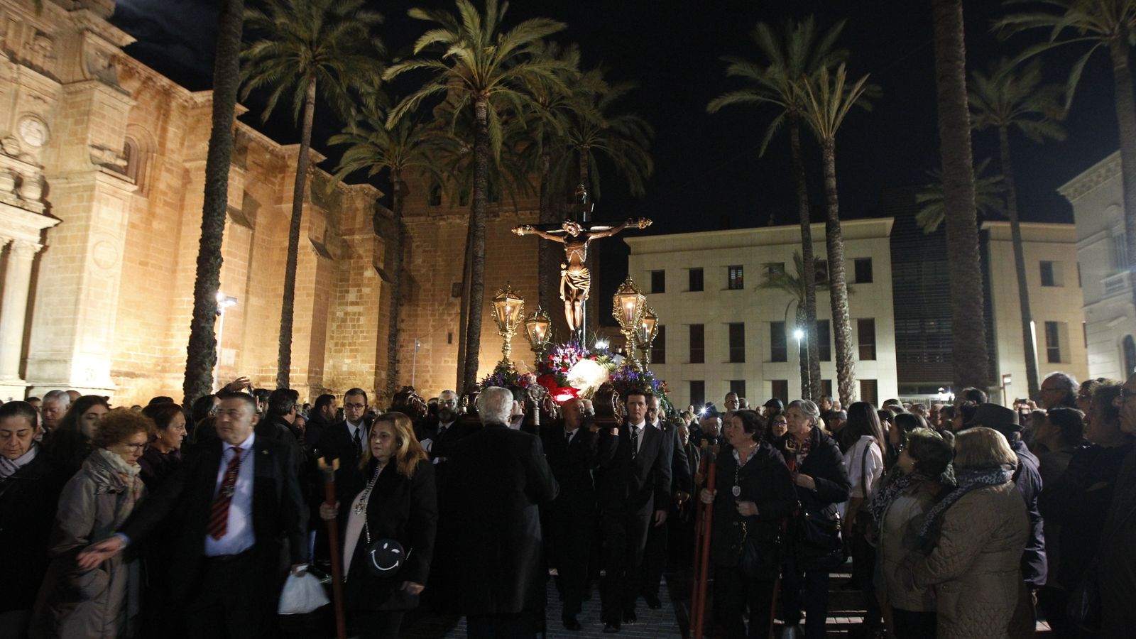 El Santo Cristo de la Escucha saliendo de la Catedral