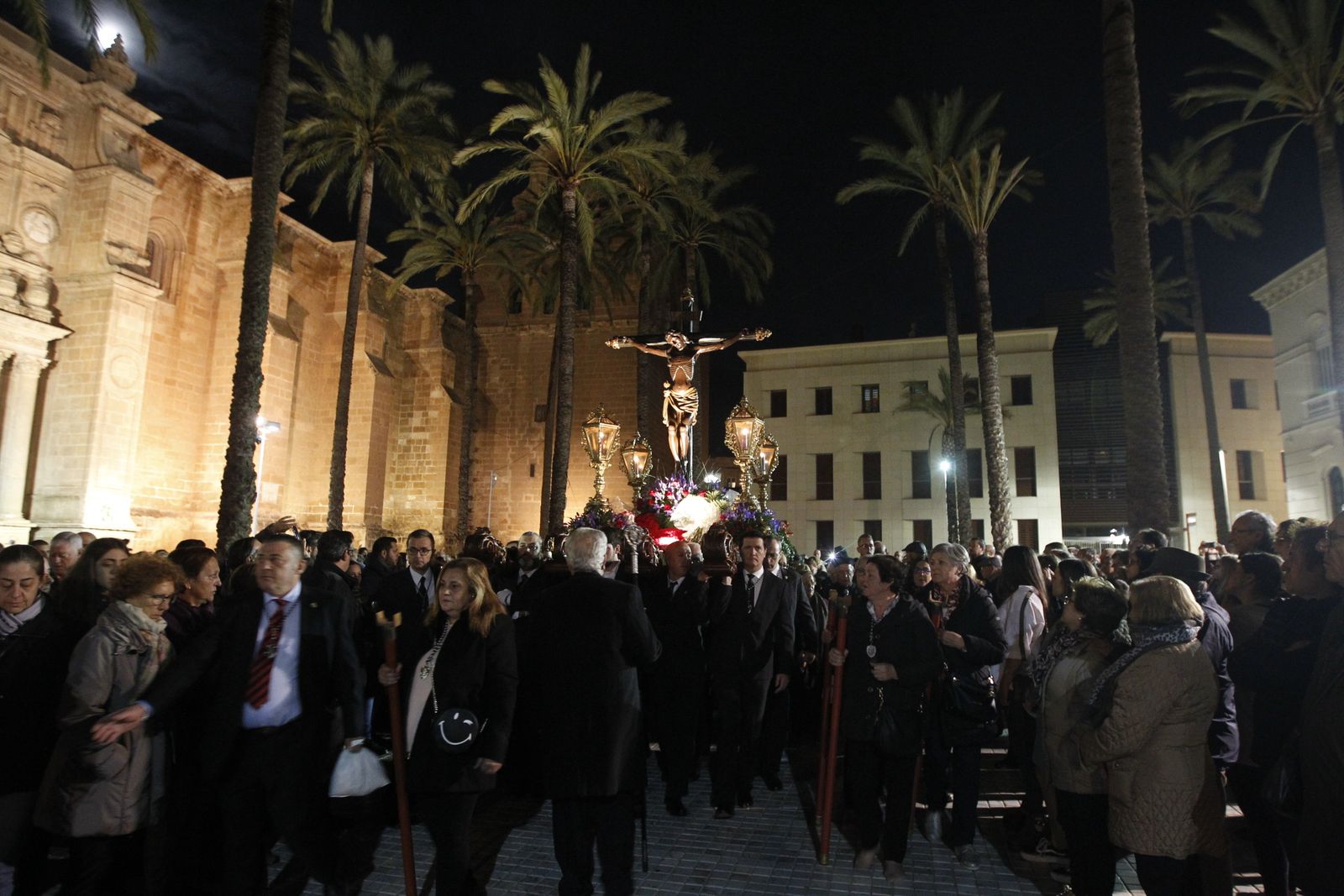 El Santo Cristo de la Escucha saliendo de la Catedral