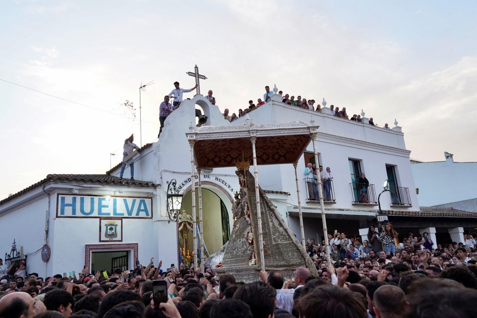 Así se ha vivido el salto a la reja y la procesión de la Virgen del Rocío por la aldea este 2025: las mejores imágenes para el recuerdo Así se ha vivido el salto a la reja y la procesión de la Virgen del Rocío por la aldea este 2025: las mejores imágenes para el recuerdo