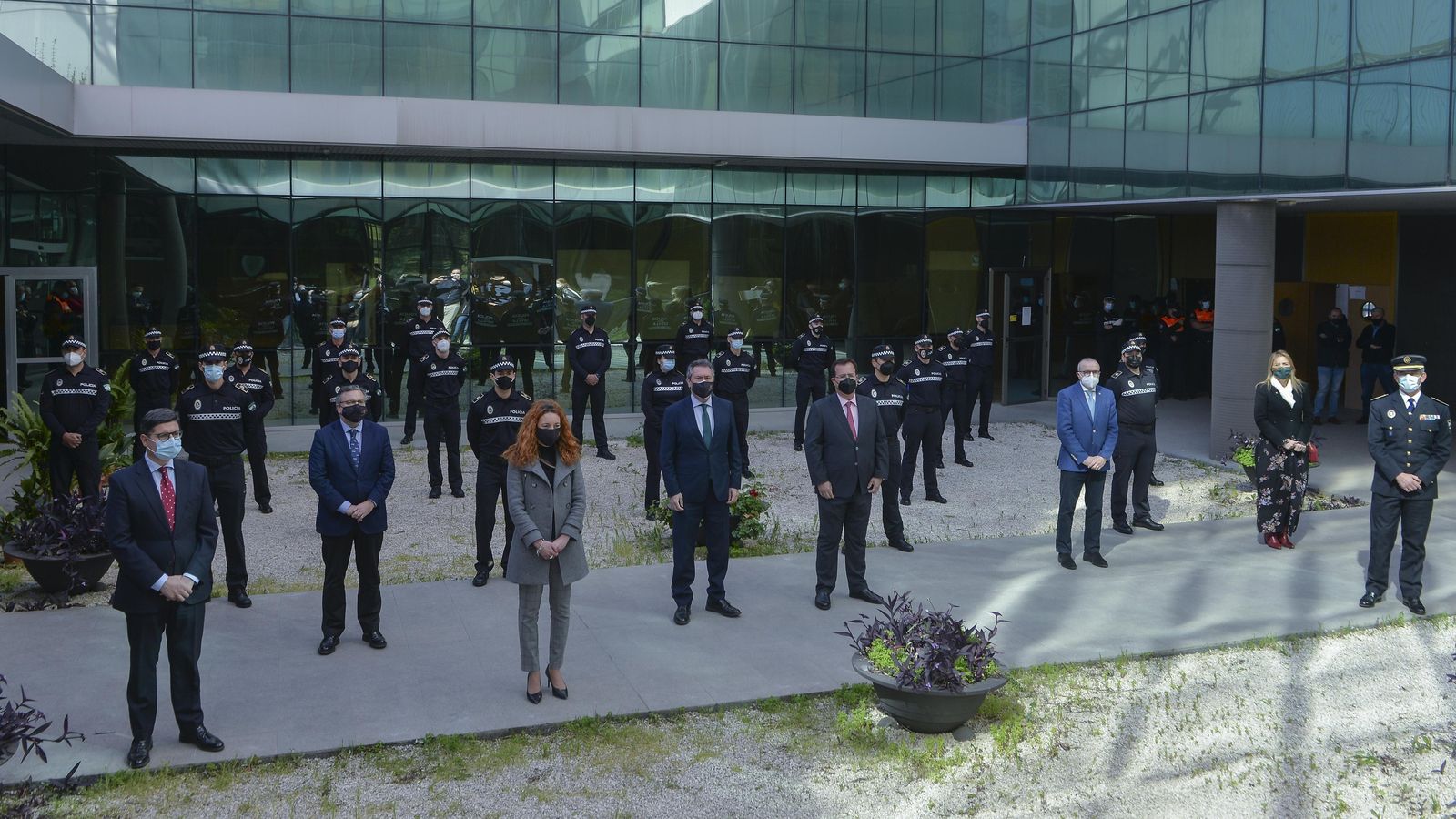 El alcalde, Juan Espadas, preside la incorporación de los nuevos policías locales.