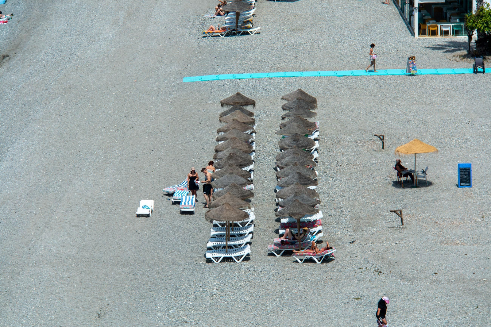 Las playas de Almuñécar se convierten en refugio del calor a dos semanas del verano