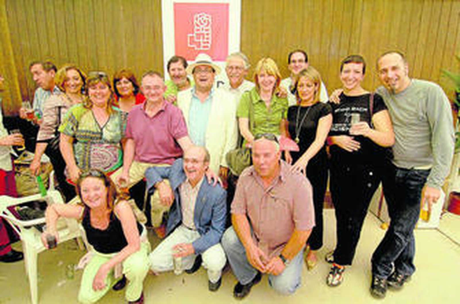 Isidro Olgoso (en el centro con sombrero blanco) junto a simpatizantes y miembros del PSOE.
