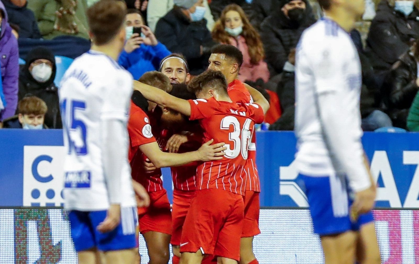 Los jugadores del Sevilla se abrazan tras el gol de Koundé.
