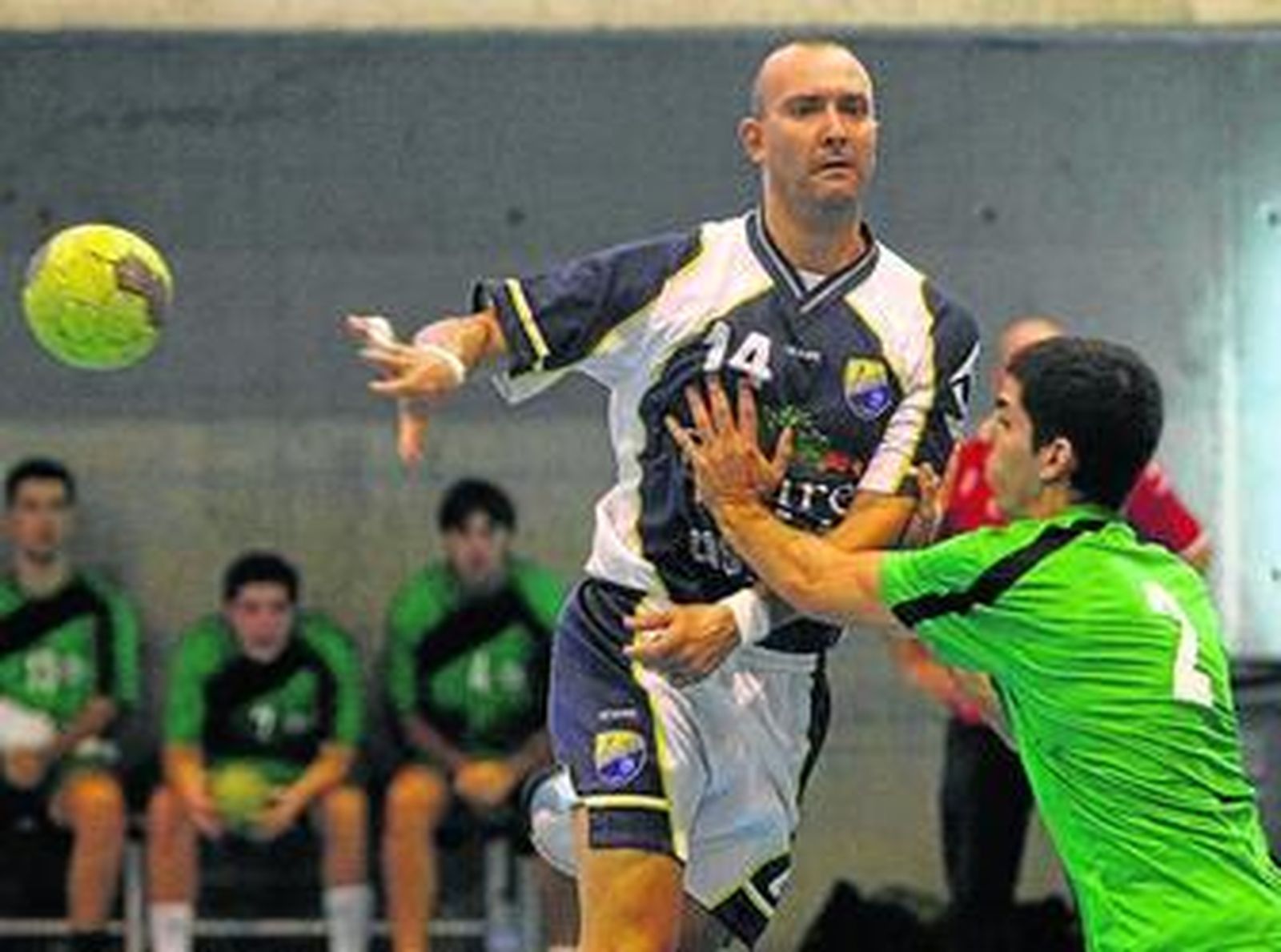 Baro (i), autor de cuatro goles, aportó veteranía a la escuadra gaditana.