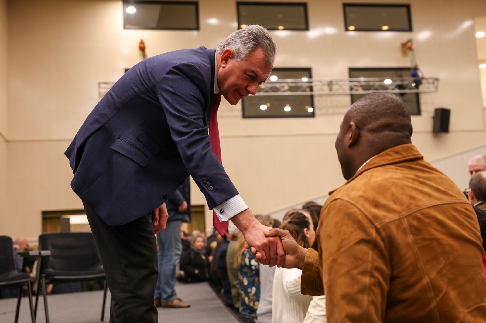 José Luis Sanz saluda a un vecino en el acto celebrado en Fibes.