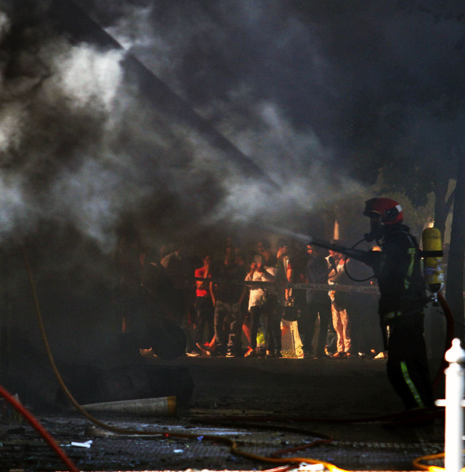 Imágenes del incendio de un bazar en la avenida de Santa Marta.