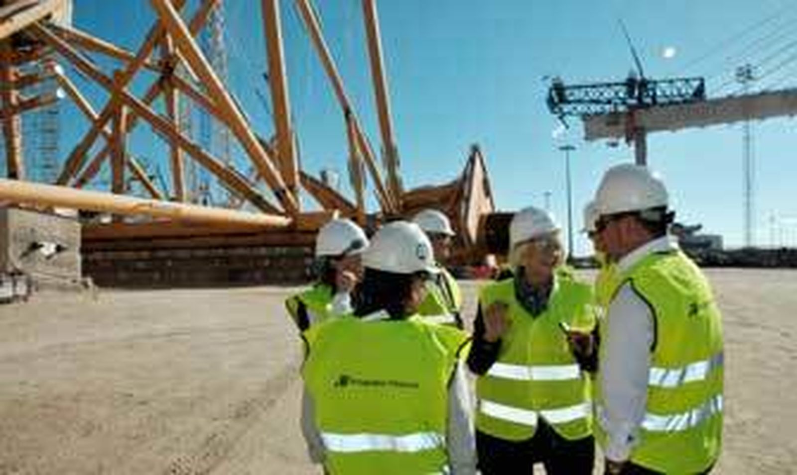 Teófila Martínez, durante su visita a las instalaciones de Dragados Off Shore, en Puerto Real.