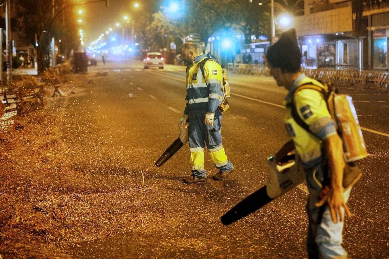 Operarios de Valoriza barren con máquinas sopladoras los papelillos de la Cabalgata Magna del Carnaval de Cádiz