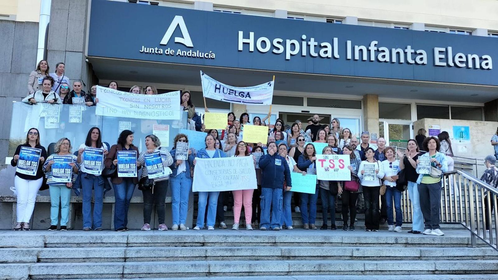 Concentración de trabajadores del sector frente al hospital Infanta Elena.