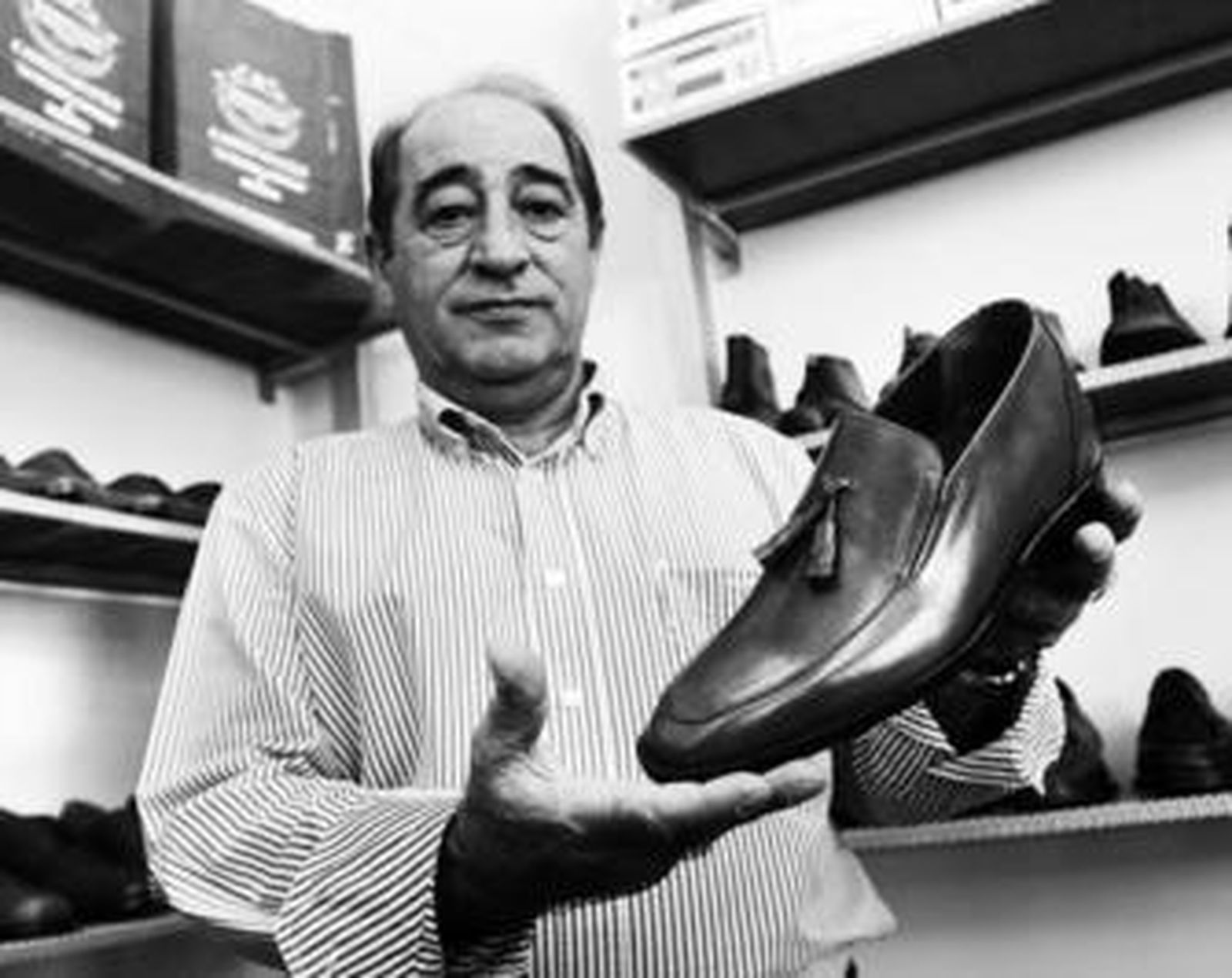 Andrés Ferreras, propietario de Splash Ibérica, muestra uno de los zapatos de su tienda.