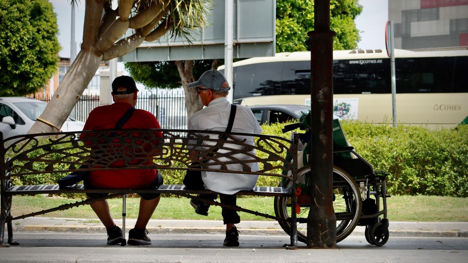 Bancos de hierro bien elegidos para el casco histórico.