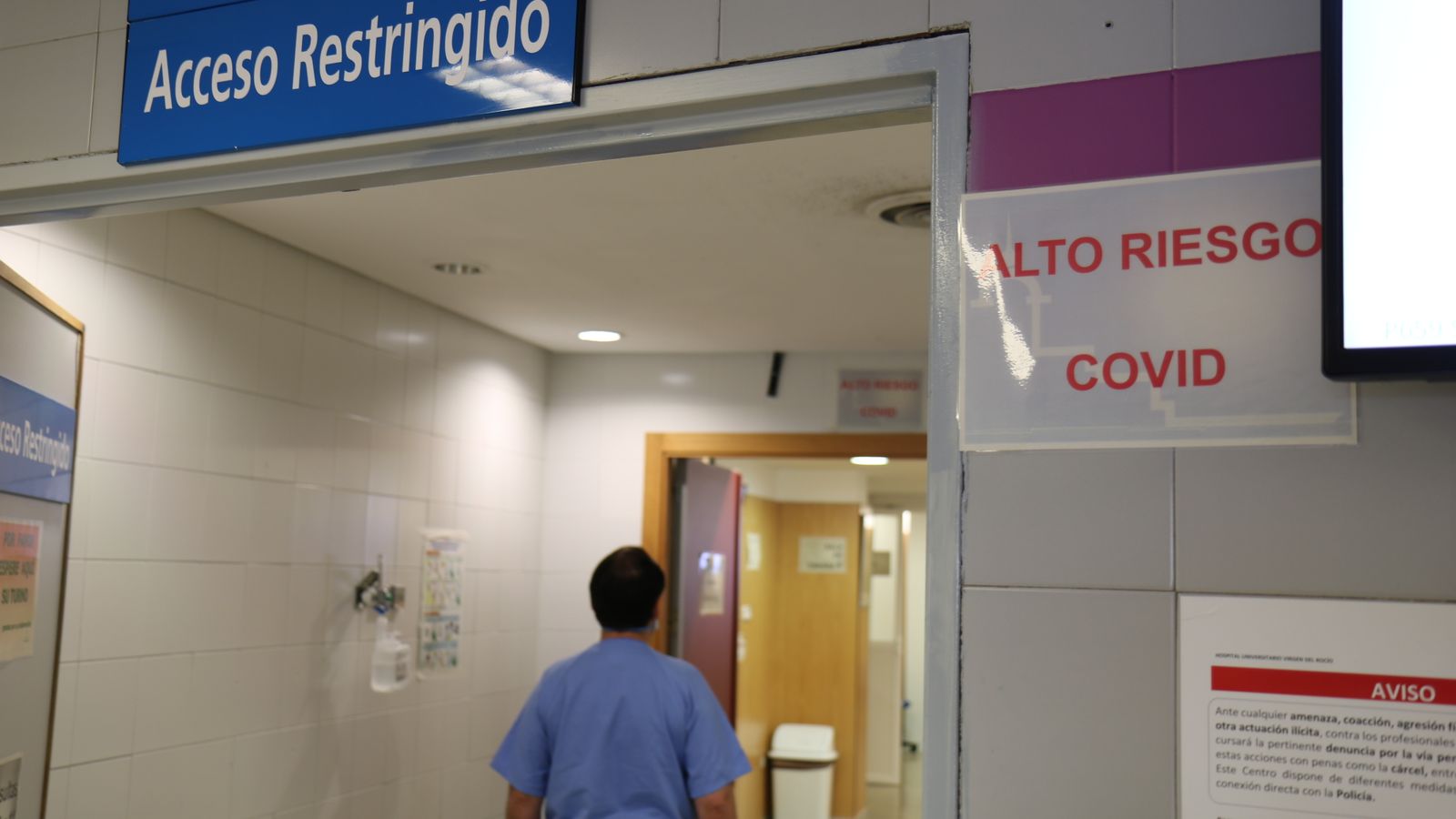 Un cartel indica el mantenimiento del circuito Covid en el Hospital Virgen del Rocío.