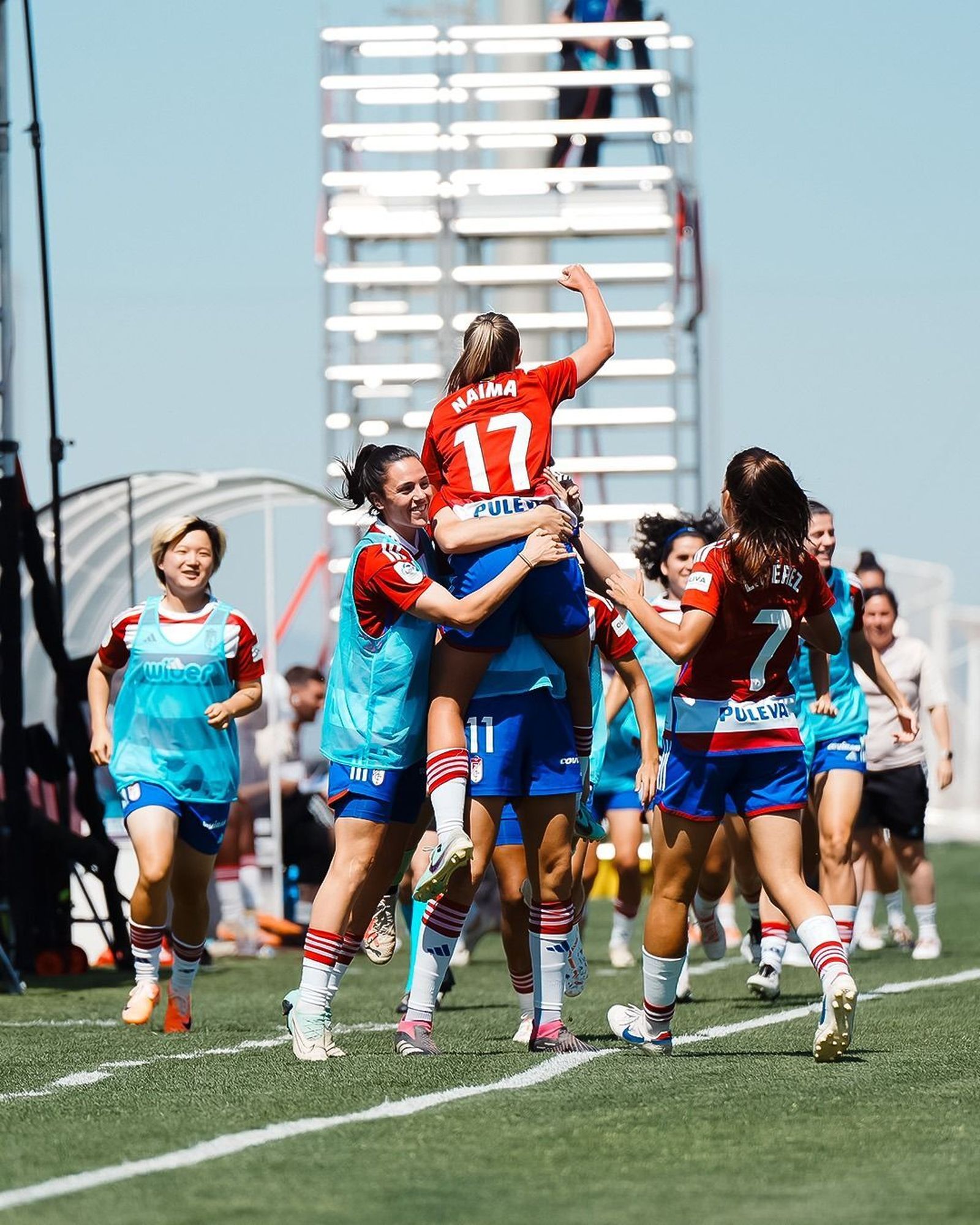 Naima celebra su golazo con el banquillo del Granada
