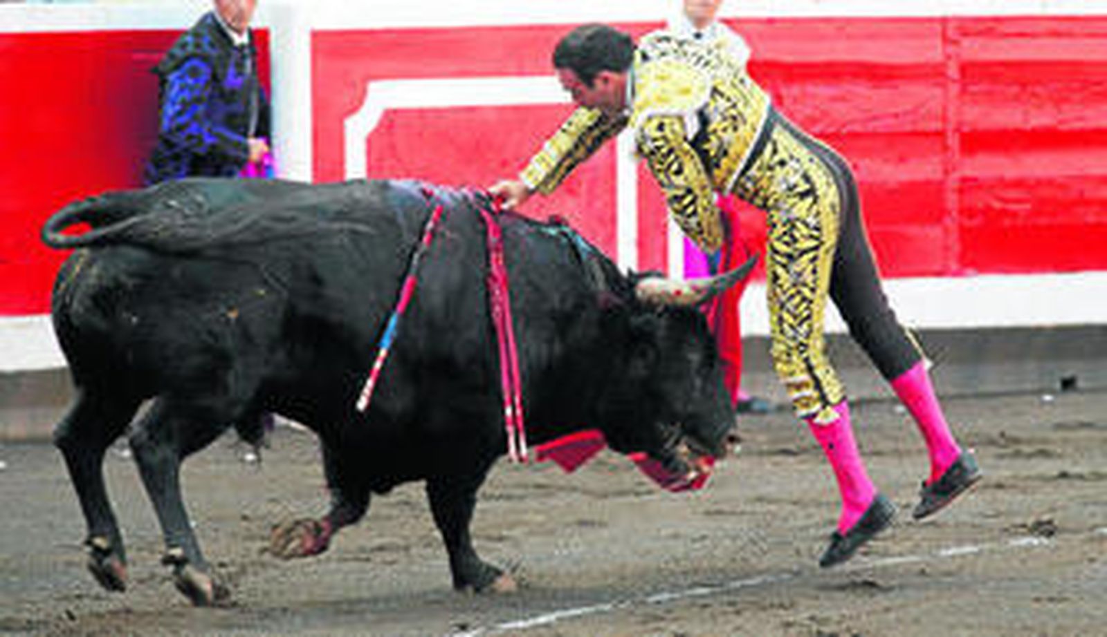 Enrique Ponce, en la decisiva estocada al primer toro, al que cortó una oreja.