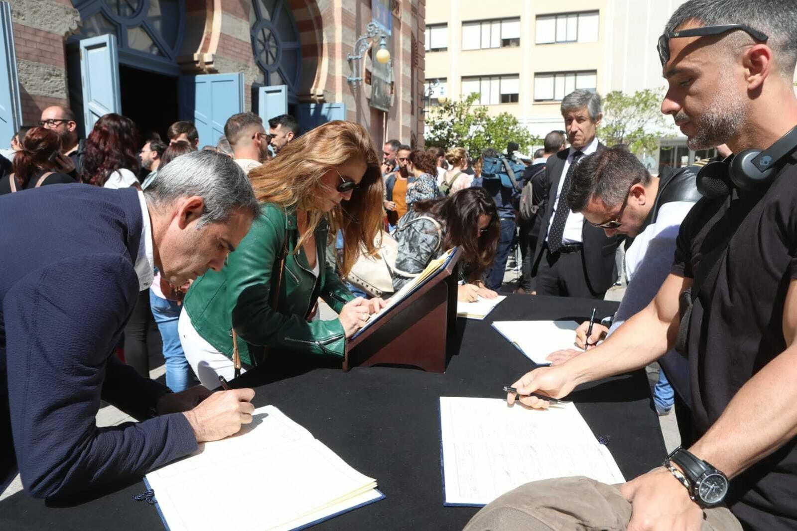 El subdelegado del Gobierno, José Pacheco, firma en el libro de condolencias.