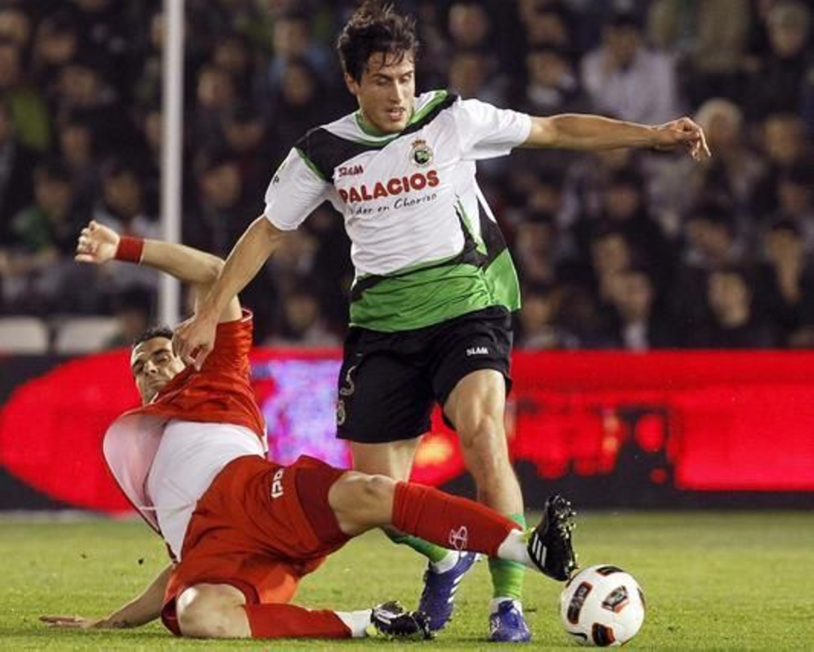 Negredo se lanza a un balón. / EFE