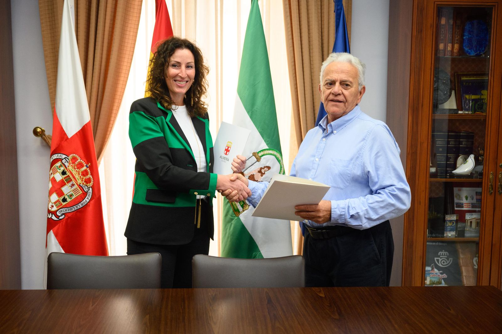 La alcaldesa de Almería y el presidente de El Timón.