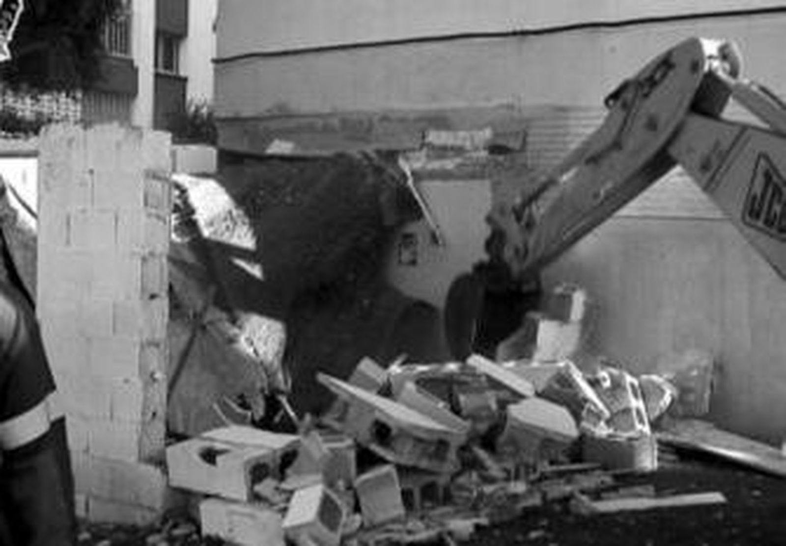 Imagen de la demolición del quiosco, ayer en La Paz.