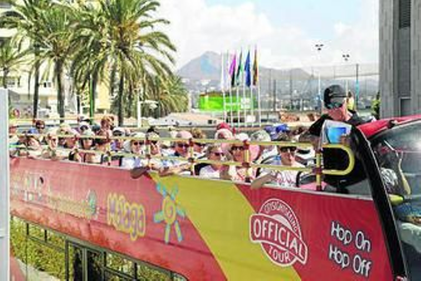 Varios turistas, esta pasada semana, en un bus turístico en la capital. Varios turistas, esta pasada semana, en un bus turístico en la capital.