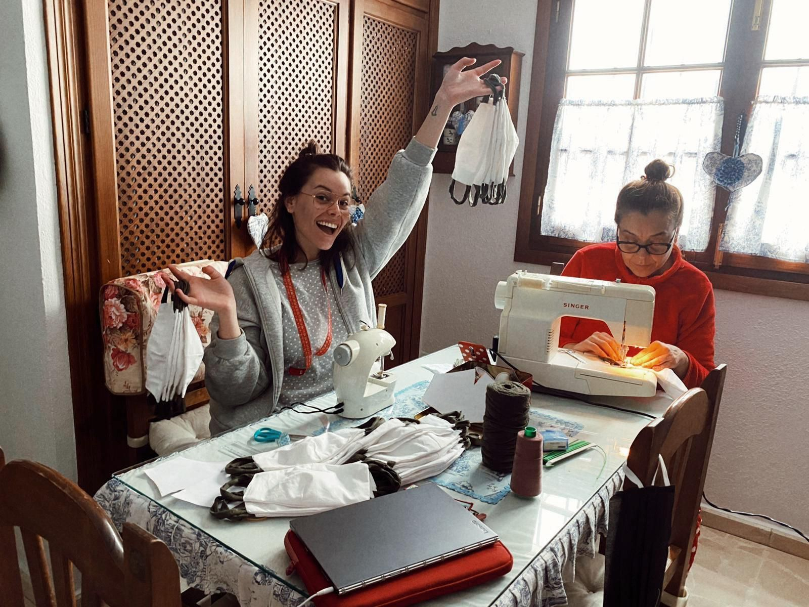 Dos costureras de mascarillas Algeciras.