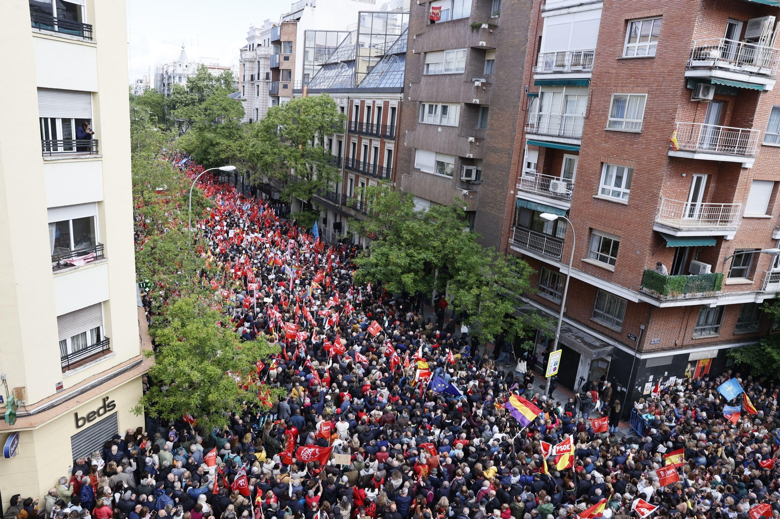 Miles de personas apoyan a Sánchez en Madrid