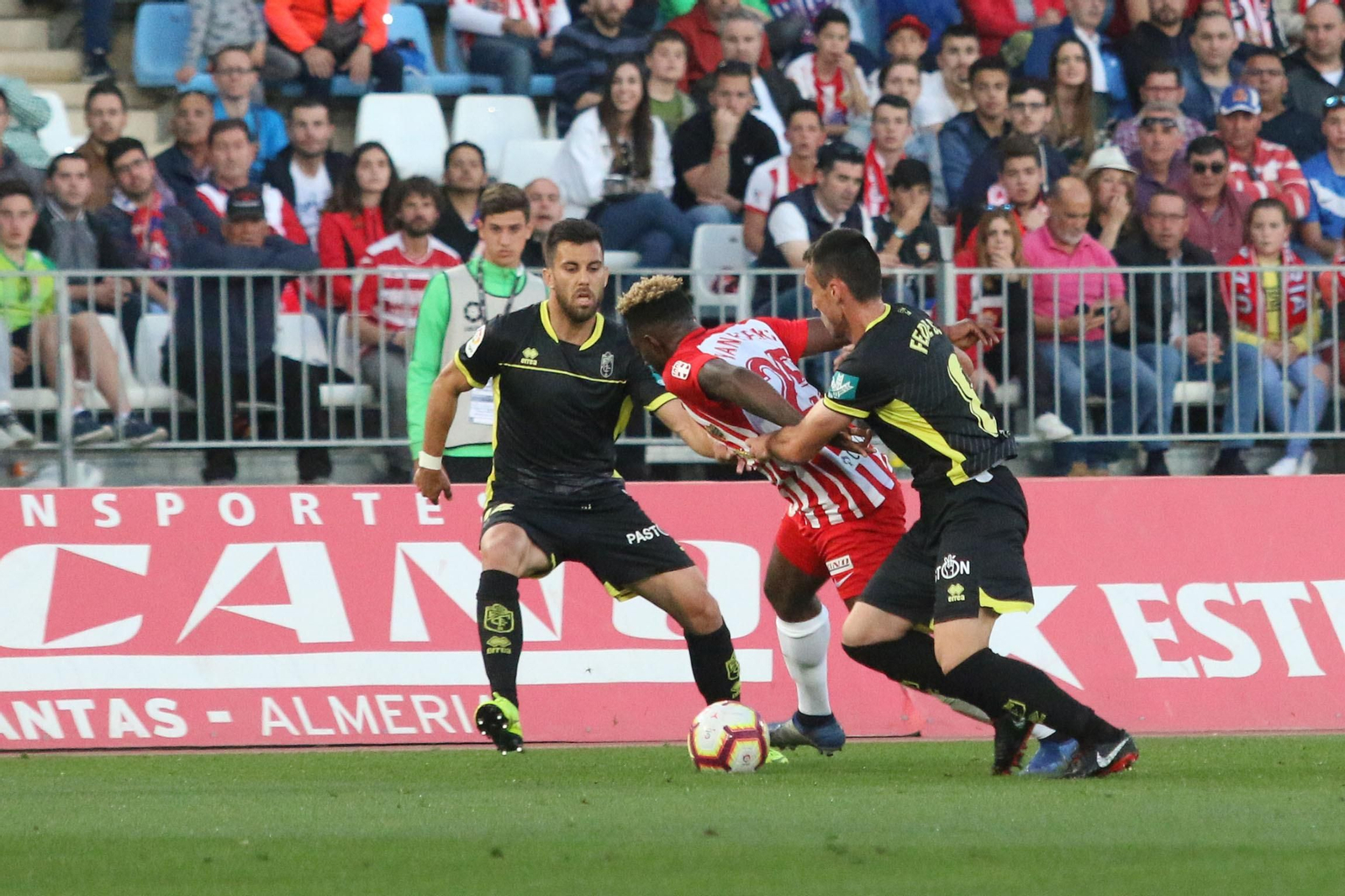 Yan Eteki, en un partido de la pasada campaña con el Almería ante el Granada