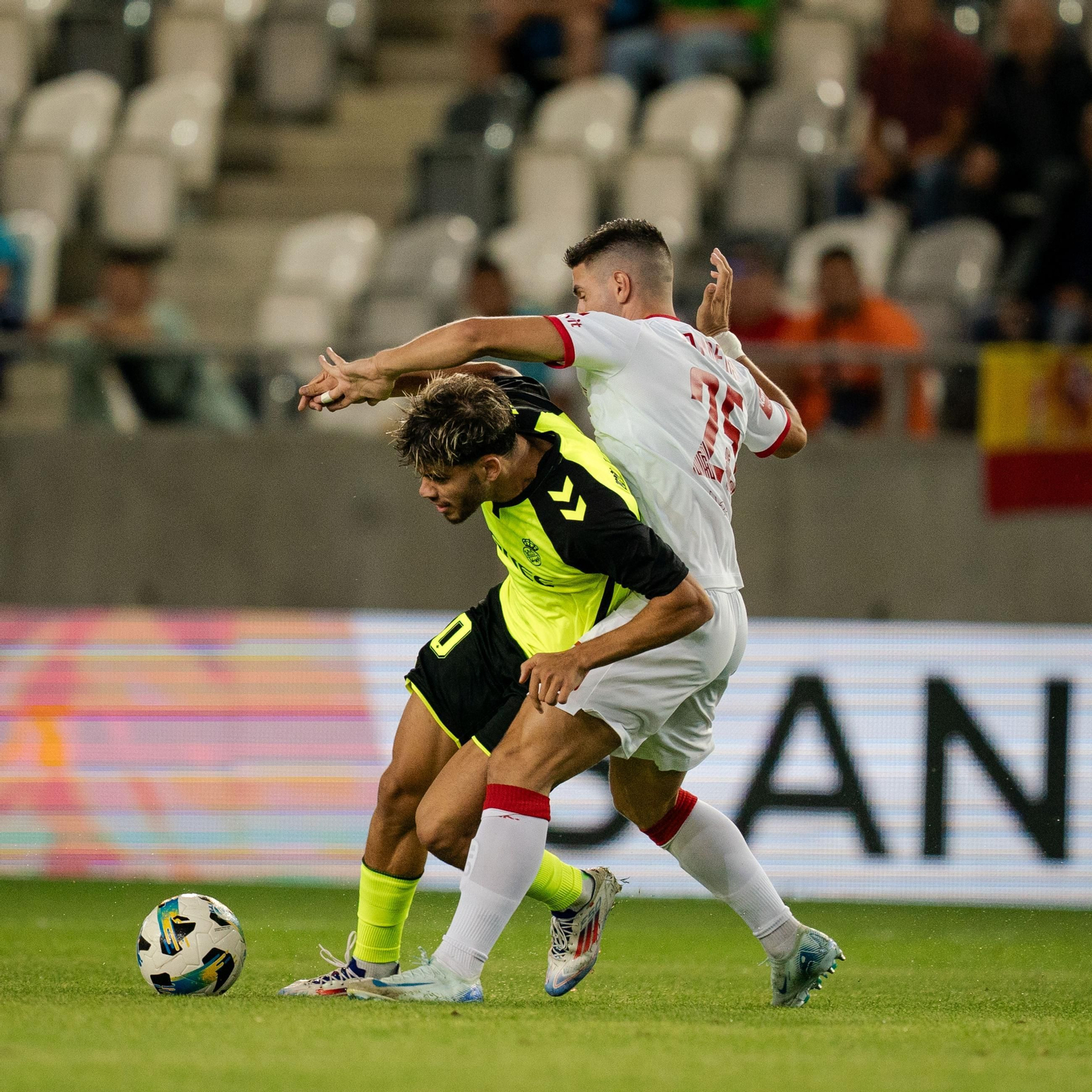 Abde, que hizo un buen partido, controla un balón ante la presión del portugués Bandeira.